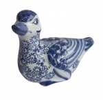 Belo pato em porcelana oriental com riqueza de trabalho e decoração. Medida 15x12cm.