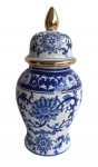 Belíssimo, elegante e grande potiche de origem Asiática em porcelana azul e branca com padrões florais e filetada a ouro na borda e puxador da tampa. Medida 38 cm de altura.