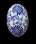 Ovo em porcelana oriental azul e branca com florais. Medida 11 cm aproximadamente.