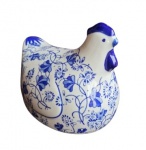 Linda galinha em porcelana de origem oriental, ricamente policromada e decorada com florais em tons branco e azul. Medidas 19x15 cm.
