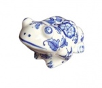 Grande sapo em porcelana  oriental com padrão azul e branco, ostentando belíssima decoração de guirlandas e florais. Medidas 21x13cm.
