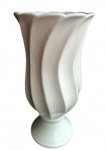 Grande Floreira em porcelana, com design torcido na cor branca. Medidas 40cm de altura e 21 cm de boca.