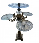 Antiga e grande fruteira ou doceira, ao estilo Art Nouveau, com base de estrutura em metal dourado, pratos em múltiplos níveis e em vidros lapidados  com padrões geométricos . Prato grande, apresentam lascados imperceptíveis e o pequeno apresenta rachadura devido ao parafuso. Medida 57x45cm e base 14x14cm.