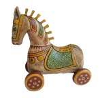 Grande e espetacular cavalo esculpido em bloco de madeira ricamente policromado. Peça de origem asiática de grande beleza. Medida 42x42cm.