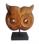 Escultura de coruja em bloco de madeira nobre sobre pedestal com base também de madeira. Medida 18x26cm.