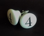 Par de puxadores em porcelana com número 4..