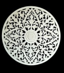 Grande e bela mandala esculpida em similar de madeira e pintada de branco. Peça da indonésia. Medida 60 cm de diâmetro.