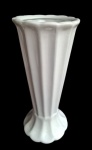 Vaso em cerâmica branca, com design em taça . Medidas: 34x14cm