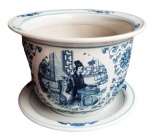 Gigante e espetacular vaso em porcelana oriental azul e branca com imagens típicas. Possui base também de porcelana que acompanha o mesmo. Medidas 32cm de altura e 36cm de diâmetro. NÃO PODE SER ENVIADO PELOS CORREIOS.