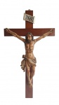Cristo Crucificado, imagem sacra em madeira, com ricos entalhes e belíssima policromia com detalhes em folha de ouro. Medidas 70x41cm.