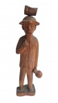 CELESTINO - Arte popular - Escultura masculina em madeira do Mestre Celestino. Assinada. Medidas 22,5cm. Apresenta falta da enxada e perda no chapéu. Lote vendido no estado.