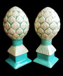 Grandes pinhas com base trabalhada em porcelana, ricamente adornadas e trabalhadas. Medida 34cm.