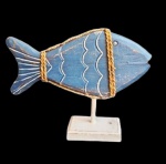 Escultura de peixe com aplicação de elemento decorativo e base também em bloco de madeira. Medida 30x26cm.