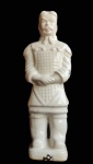 Grande guerreiro chinês em porcelana branca trabalhada. Medida 40 cm de altura.