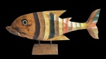 Grande e espetacular escultura de peixe em bloco de madeira ricamente policromada. Medida 31X80 CM.