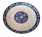 Travessa em porcelana com florais e efeitos de folhagens. Medida 26 cm de diâmetro.