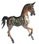Cavalo esculpido em bloco de madeira ricamente trabalhado e policromado. Medida 32x34cm.