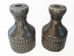 Par de castiçais para velas em porcelana trabalhada. Medida 10 cm de diâmetro e 18 cm de altura.