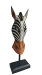 Escultura de máscara de zebra em madeira em pedestal. Medidas 41cm.