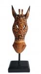 Escultura de máscara de girafa em madeira em pedestal. Medidas 41cm.