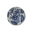 Belíssima e diferente esfera em porcelana oriental azul branca. Medida 10 cm de diâmetro.