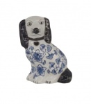 Cachorro em porcelana azul e branca de origem asiática. Medida 12x15cm.