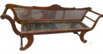 Antigo recamier em madeira nobre com riqueza de entalhes no florão superior. Assento em palha sintética. Apresenta desgaste na palha do assento. Medida 85x204cm. Lote vendido no estado.