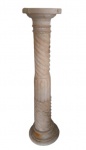Excepcional coluna em alabastro, apresentando desenho greco romano e decoração em espiral. apresenta bicados e colado. Possui peças de encaixes umas nas outras formando a coluna. Medida: 109 X 24 CM