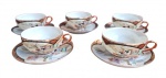 Lote com cinco xícaras de chá em porcelana japonesa casca de ovo, com decoração oriental em tons ocre e dourado. Marca da manufatura no fundo. Uma apresentam trincado.
