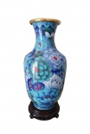 Belíssimo vaso em Cloisonné, todo em bronze, pintado a mão com cenas florais em tons azuis e  filetes dourado. Acompanha peanha maciça e toda trabalhada em madeira. Medida sem peanha: 22 cm e com peanha 24cm.