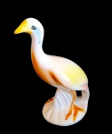 Antiga e grande porcelana pintada à mão na forma de ave. Medida 25 cm de altura.