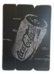 Placa deorativa com propaganda a COCA-COLA em simlar de madeira. Medida 60x37cm.