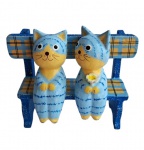 Gatos no banco esculpidos em madeira e ricamente policromados. Medida 16x13cm.