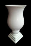 Linda Taça colonial, em cerâmica branca. Medidas 30x16cm.