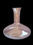 Grande decanter para vinhos em espesso vidro de qualidade. Medida 24cm. Possui bicado na borda.