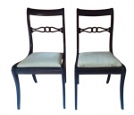 Lote com 2 (duas) cadeiras em madeira nobre estilo regency com estofamento adaptado. Apresentam alguns desgastes. LOTE VENDIDO NO ESTADO.