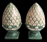 Espetacular par de pinhas em porcelana ricamente trabalhada. Medida 25 cm de altura. Apresenta pequenas falhas de fabricação.