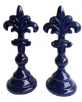 Par de belíssimos e elegantes enfeites de porcelana. Medida 31 cm de altura.