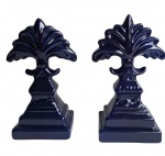 Par de belíssimos e elegantes enfeites de porcelana. Medida 24 cm de altura.