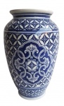 Grande vaso oriental com padrões geométricos na cor azul e branco. Medida 31 cm de altura.