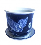 Belíssimo vaso em porcelana azul e branca, pintura de flores e pássaros. Acompanha prato de apoio, medindo 10cm de altura e 10 cm de diâmetro.