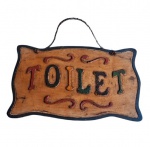 Placa "TOILET" em madeira com relevos e policromada. Medida 22x14cm.