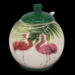 Açucareiro de porcelana com tampa e figura de flamingos e folhagens.Medida 10x10x11,5cm. Acompanha colher de porcelana.