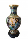 Belíssimo vaso em Cloisonné, todo em bronze, pintado a mão com cenas de florais e filetes dourado. Acompanha peanha maciça e toda trabalhada em madeira. Medida sem peanha: 24 cm e com peanha 27cm.
