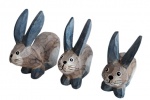 Lote com trio de coelhos esculpidos em madeira. Medida do maior 11x10cm.