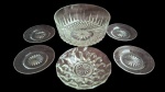 Lote contendo cinco peças em cristal lapidado e uma de vidro lapidado. O Bowl 20cm, os pires 12cm e 15cm a petisqueira. O Bowl apresenta pequeno bicado.