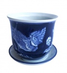 Belíssimo cachepô em porcelana azul e branca, pintura de flores e pássaros. Acompanha prato de apoio, medindo 10cm de altura e 10 cm de diâmetro.