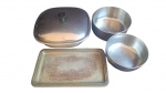 Lote contendo 2 bolws, uma badeja e um recipiente com tampa em inox e e metal prateado.