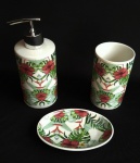 Conjunto com três peças em porcelana com belo padrão de folhagens.