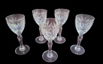 Lote com 5 (cinco) taças de cristal para licor. Apresentam bicados na base.